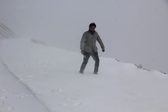 Erzurum'da yoğun kar yağışı yolları kapattı
