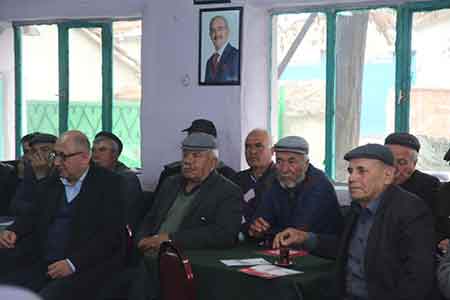 Fotoğraftaki Yılmaz Büyükerşen