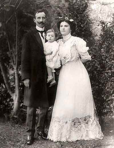 İzmir Valisi Rahmi Bey, Eşi ve Kızı