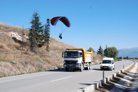 Bu tabelayı gören sürücüler aniden frene basıyor