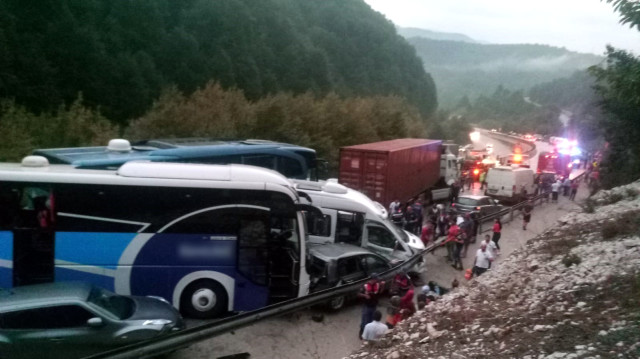 Mezitler'de 31 araç birbirine girdi