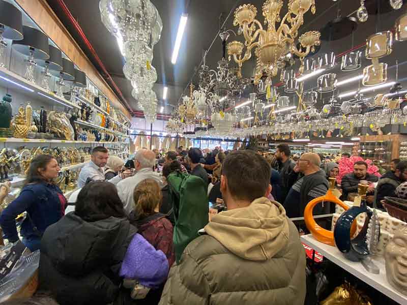 Alışveriş çılgınlığı pes dedirtti...  Birbirlerini ezdiler! 22.10.2022