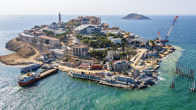 Hürriyet’teki haberin girişinde “Demokrasi ve Özgürlük Adası için geri sayım başladı. İşte yeni Yassıada” yazıyordu. Demokrasi ve özgürlük nereye sığacak? Yer kalmamış yer...