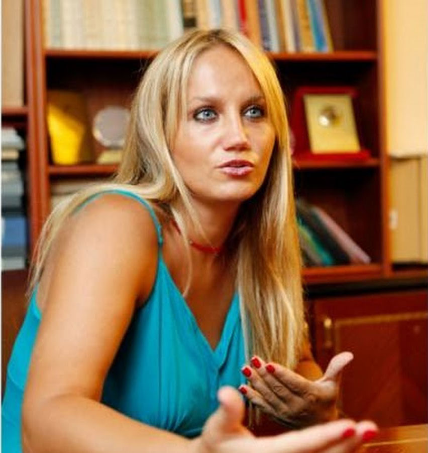 Sanatçı Pınar Aydınlar'a hapis cezası