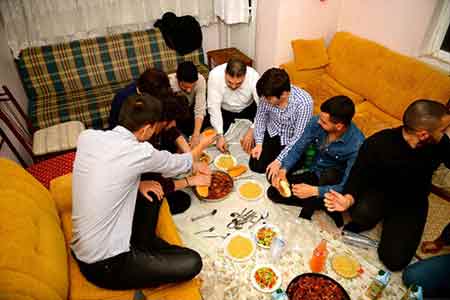 Rektör Çomaklı öğrenci evinde menemen yerken