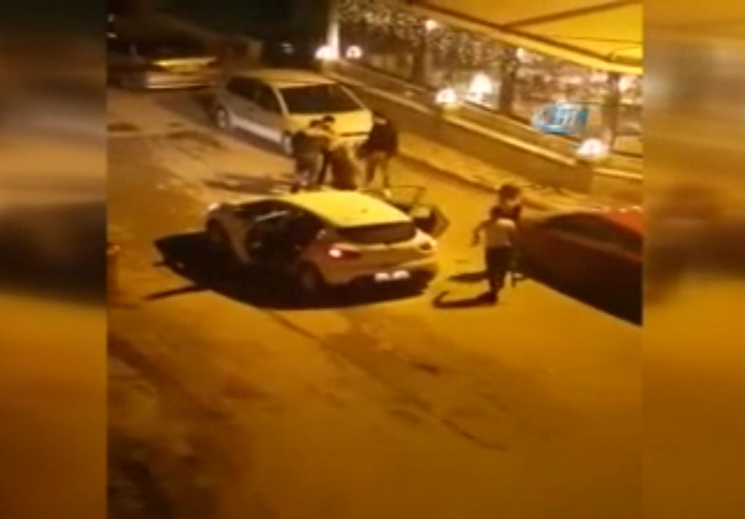 Travestiler dipçikle sopayla birbirine girdi