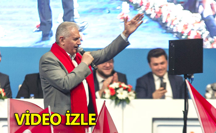 İŞTE BAŞBAKAN'IN ŞARKI SÖYLEDİĞİ O ANLAR