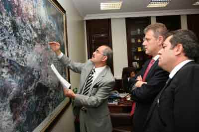 Büyükerşen dönemin TFF Başkanı Murat Özgener ve yine dönemin Eskişehirspor Başkanı Halil Ünal’a ‘Spor Köyü’ projesini anlatıyor