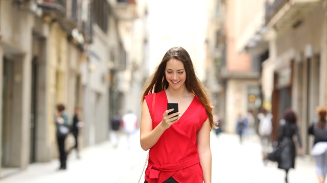 telefon kullanan kadın