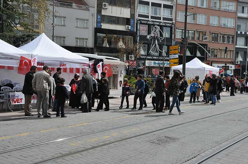 Eskişehir'de halk oylamasına yönelik kampanyalarını aynı caddede beş metre arayla kurdukları çadırda yürüten farklı görüşteki siyasi partiler, vatandaşlara anayasa değişikliğine ilişkin görüşlerini aktarıyor. 