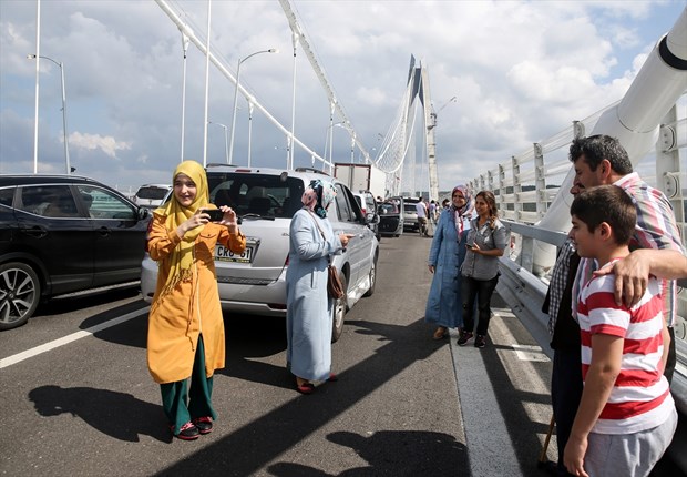 İstanbul Boğazı'na inşa edilen "dünyanın en geniş" köprüsü Yavuz Sultan Selim Köprüsü'nden araç geçişleri başladı. Bazı vatandaşlar köprü üstünde, hatıra fotoğrafı çektirdi.