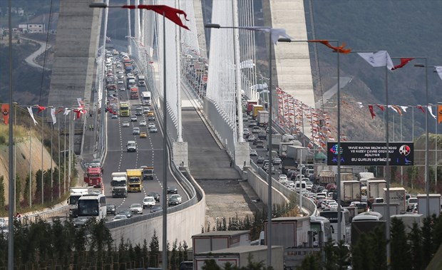 İstanbul Boğazı'na inşa edilen "dünyanın en geniş" köprüsü Yavuz Sultan Selim Köprüsü'nden araç geçişleri başladı. Bazı vatandaşlar köprü üstünde, hatıra fotoğrafı çektirdi.