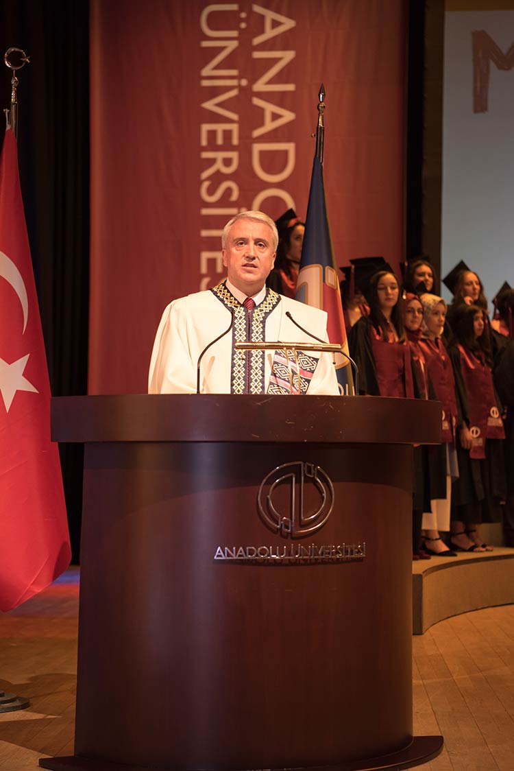 Anadolu Üniversitesi'nin 2017-2018 eğitim-öğretim yılı mezuniyet törenleri başladı. 