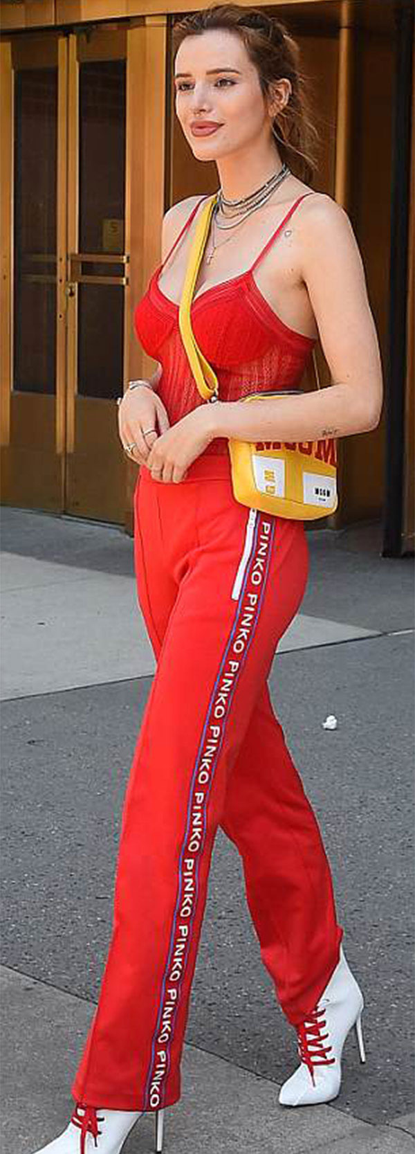 ABD'li oyuncu Bella Thorne, dün günün erken saatlerinde New York'ta görüntülendi. Yürürken bir anda kolunu kaldıran 20 yaşındaki oyuncunun tüylü koltuk altı dikkati çekti.