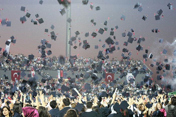 Eskişehir Osmangazi Üniversitesi öğrencileri (ESOGÜ) 2016-2017 Eğitim-Öğretim Yılı Mezuniyet Törenini coşkuyla kutladı. Çiçeği burnunda mezunlar, keplerini sevilen sanatçı Mithat Körler eşliğinde havaya attı.