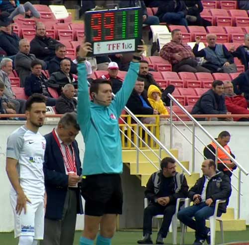 Balıkesirspor’da yapılacak oyuncu değişikliği için yayıncı kuruluş kamerası yan hakemi gösterdi. Yan hakemin tabelasında 99 numara yazıyordu ancak sahada 99 numaralı oyuncu yoktu. Sahadaki futbolcular da şaşkına döndü.