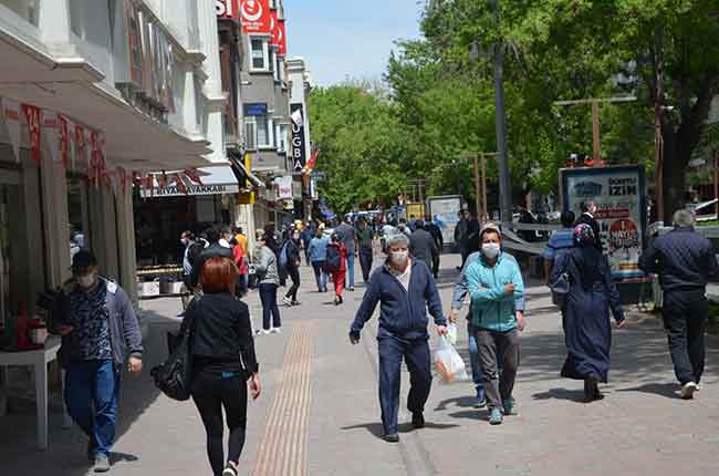 Eskişehir'de kısıtlamanın bitmesinin ardından vatandaşlar yine sokağa akın etti