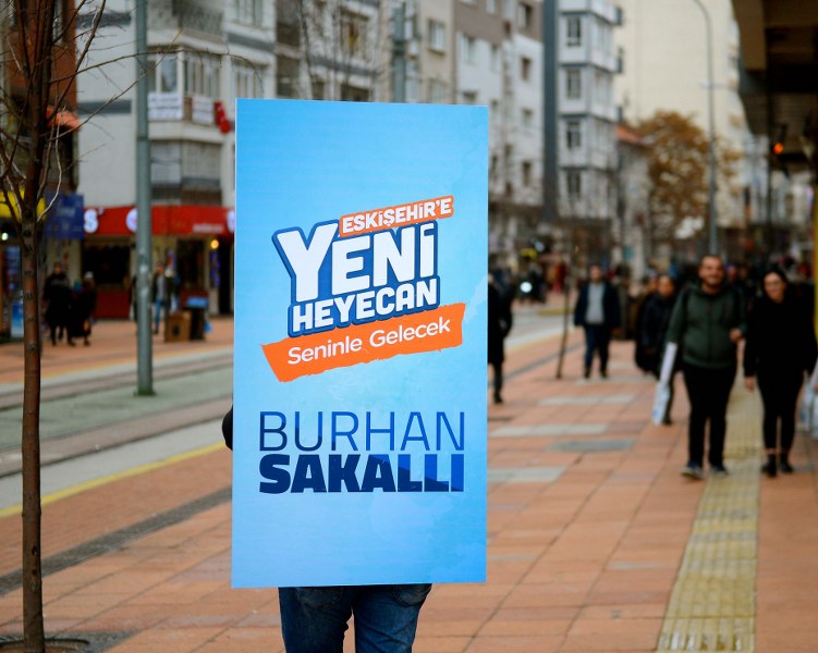Cumhur İttifakı'nın Eskişehir Büyükşehir Belediye Başkan adayı AK Parti'li Burhan Sakallı gönüllü gençlerin ürettiği "yürüyen billboard" projesini hayata geçirdi. Proje ulusal medyada da ilgi çekti.