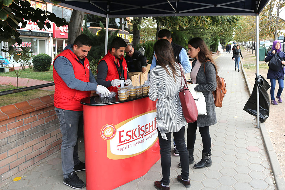Sosyal medya üzerinden öğrencilerden gelen istek üzerine Belediye Sosyal Hizmetler Dairesi Başkanlığı, Anadolu Üniversitesi ve Eskişehir Osmangazi Üniversitesi girişlerinde öğrencilere aşure ikram etti. 