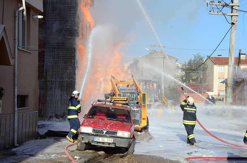 Tunalı Mahallesi Dingi Sokak'ta bir iş makinesinin patlattığı doğalgaz borusu Eskişehir'e panik yaşattı.