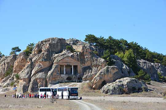 Eskişehir Doğa Tutkunları Derneği (ESDOT) üyeleri Seyitgazi ilçesinin tarihi ve turistik yerlerine doğa yürüyüşü düzenlediler.
