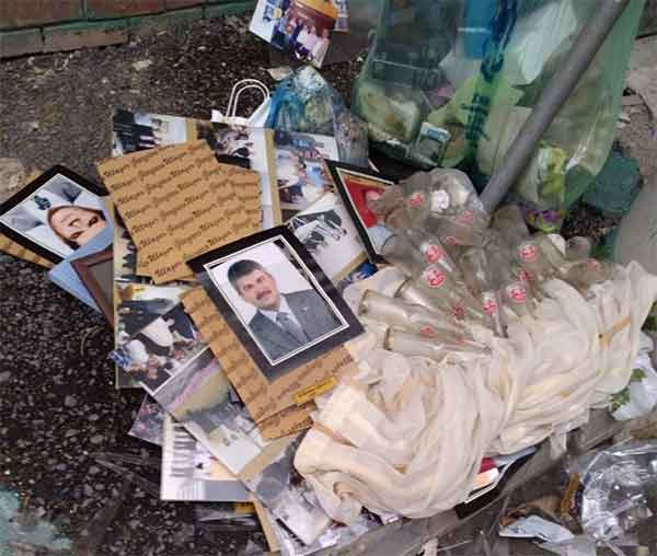 Dernek binasında içilen gazoz şişeleriyle birlikte çöpe atılan fotoğraflar sosyal medyada paylaşılınca, vatandaşlar tarafından büyük tepki topladı. 