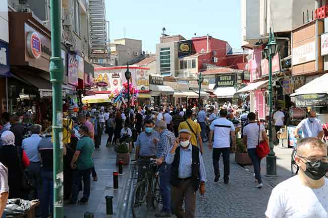 Kurban Bayramı öncesinde alışveriş yapmak isteyen Eskişehirliler, soluğu mağaza ve dükkanların en yoğun olduğu İki Eylül, Hamamyolu, İsmet İnönü caddeleri ve Sıcak Sular bölgesinde aldı.