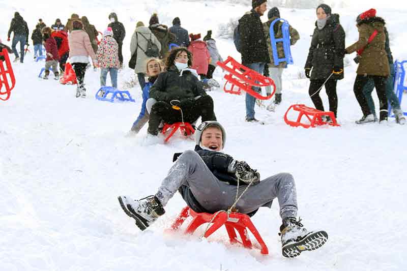 İnönü Belediyesi tarafından Aktaş mevkiinde 5’incisi düzenlenen Geleneksel Kızak Festivali'nde çocuklar, aileleriyle birlikte gönüllerince eğlendi. Termometrelerin sıfırın altında 7 dereceyi gösterdiği ilçede festivale katılanlar karla kaplı tepeden kızaklarıyla kaydı.