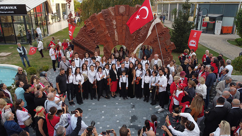Eskişehir’de Cumhuriyetimizin 100. yılı kentin dört bir köşesinde coşku ve sevinç ile kutlandı. İşte Eskişehir'den 29 Ekim Cumhuriyet Bayramı kareleri...