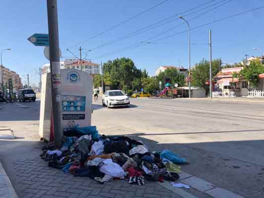 Emek Mahallesi Ertaş Caddesi üzerinde Odunpazarı Belediyesi tarafından ihtiyaç sahiplerine verilmek üzere kurulan giysi ve ayakkabı kumbarasından kötü kokular gelmeye başladı.