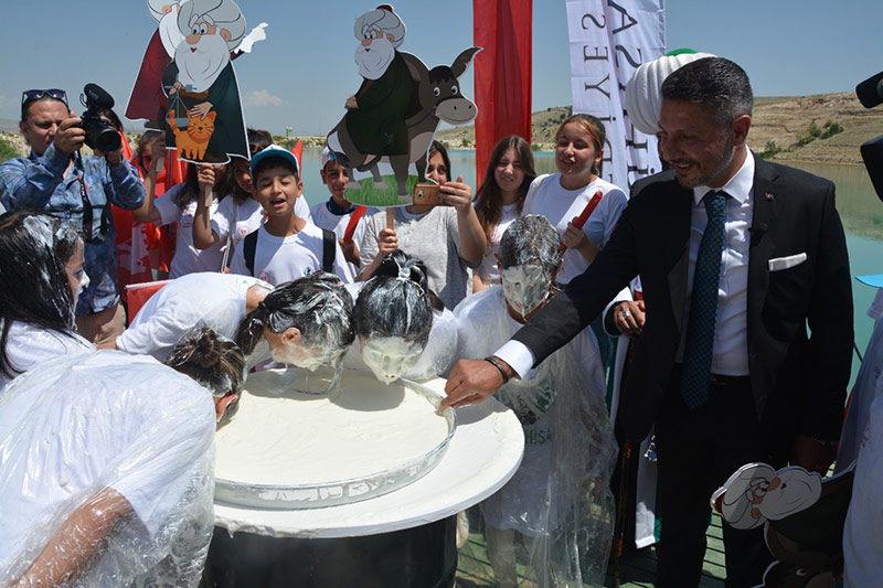Öğrencilerin yoğurdun içinde altın bulma yarışması renkli görüntülere sahne olurken Belediye Başkanı Hamid Yüzügüllü de yarışmayı yakından takip etti. 