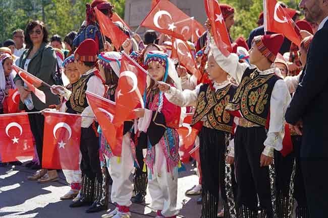 Eskişehir’de 30 Ağustos Zafer Bayramı düzenlenen törenle coşkuyla kutlandı. 
Tüm Türkiye’de olduğu gibi Eskişehir’de de 30 Ağustos Zafer Bayramı coşkuyla kutlandı. Atatürk Bulvarı’nda gerçekleştirilen tören, İstiklal Marşı’nın okunmasıyla başladı. Ardından Atatürk Bulvarı üzerinde kurulan kutlama alanında askerler, törene katılan vatandaşları ve protokolü selamlayarak Zafer Bayramı'nı kutladı. 