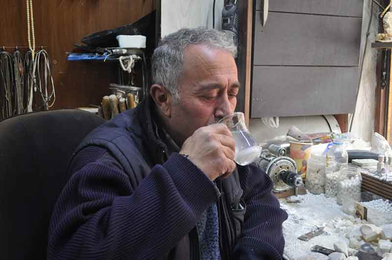 Tarihi Odunpazarı Evleri bölgesinde esnaflık yapan lületaşı ustası Erol Güler, yaklaşık 30 yıldır lületaşı tozunu içiyor ve müşterilerine lületaşının faydalarından bahsediyor.