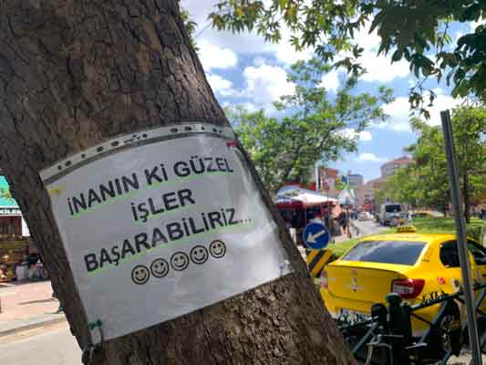 Eskişehir’de bir vatandaş, kaldırımın üzerinde bulunan ağaçlara yapıştırdığı notlara motivasyon sözleri yazdı.
