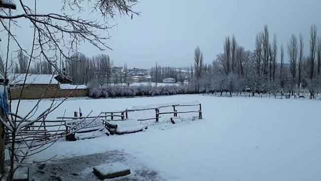 Eskişehir’de sabah saatlerinde başlayan kar yağışı, kent merkezinin yüksek kesimlerinde ve bazı ilçelerde etkili oldu.
