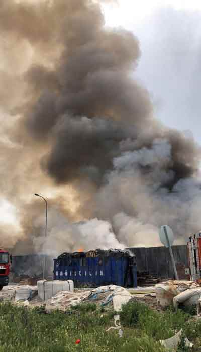 EMKO sanayi sitesinde bulunan bir geri dönüşüm fabrikası deposunda öğle saatlerinde iddiaya göre presleme yapıldığı esnada yangın çıktı. 