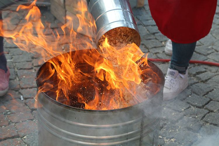 Odunpazarı Belediyesi tarafından ‘Şehrin Ateşi’ sloganı ile düzenlenen Odunpazarı 4’üncü Uluslararası Seramik Pişirim Teknikleri Çalıştayı, Odunpazarı Meydanı’nda devam ediyor. Çalıştayın ilk gününde Raku Pişirim Tekniği’nin uygulanırken, sanatçıların eserleri de ortaya çıkmaya başladı.   