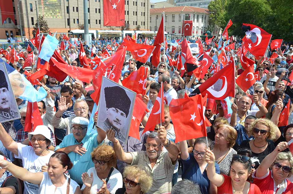 Eskişehir'de, 30 Ağustos Zafer Bayramı ve Türk Silahlı Kuvvetleri Günü dolayısıyla, "Cumhuriyet ve Demokrasi Yürüyüşü" düzenlendi.