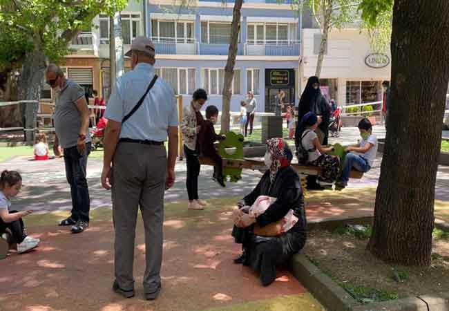 Yeni tip koronavirüs (COVİD-19) salgını nedeniyle alınan önlemler kapsamında bir süredir sokağa çıkmaları kısıtlanan 14 yaş altı çocuklar, dün uzun bir aradan sonra sokağa çıktı. Çocuklar ile aileleri parklara ve şehir merkezine akın etti.