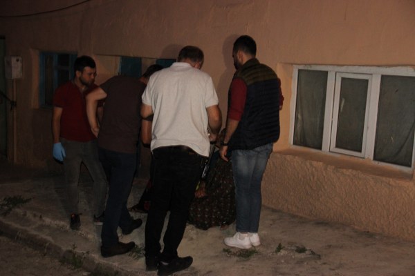 Alınan bilgiye göre, olay Erenköy Mahallesi Bozkaya Sokak'ta yaşandı. Tek katlı müstakil bir evde yaşayan Afganistan uyruklu Malik Gülen (27) ile Beitollah Tatlıdil (22) arasında henüz bilinmeyen bir nedenden dolayı tartışma çıktı.