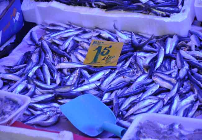 Vatandaşlar koronavirüse karşı bağışıklık sistemini güçlendirmek için bol bol balık tüketiyor. 