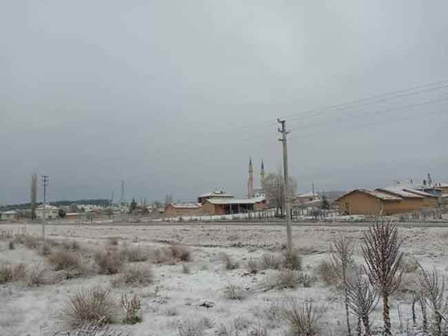Yurdun birçok bölümünde etkili olan kar yağışı Eskişehir’in Seyitgazi, Günyüzü, Han, Mihalıççık ve İnönü ilçelerini beyaz örtüyle kapladı.