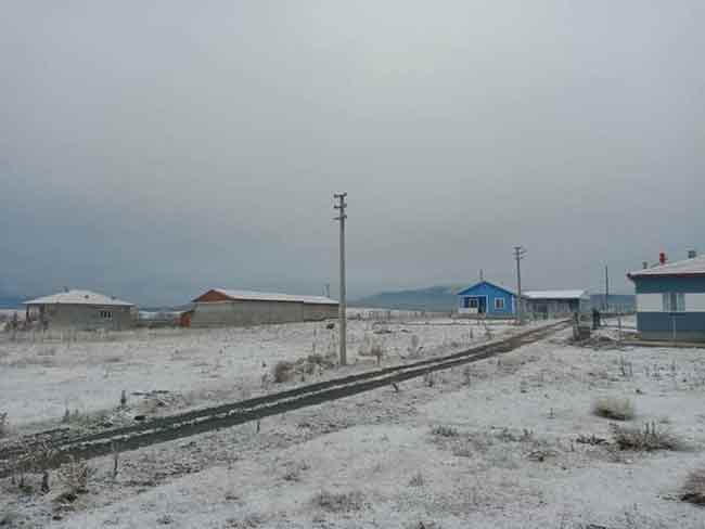 Beyaz gelinliği giyen bölgelerde yaşayan vatandaşlar güne kar yağışı ile uyandı.