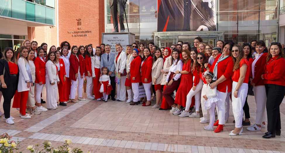 Tepebaşı Belediyesi bünyesindeki İsmail Hakkı Tonguç, Canan-Şükran Şeker, Sabiha Gökçen, Aşağı Söğütönü, Yarbay Hüseyin Vecihi ve Hüsniye Recep Uçkan Erken Çocukluk Eğitim Merkezleri öğrencileri, 29 Ekim Cumhuriyet Bayramı'nı hazırladıkları özel gösteriler ile Tepebaşı Belediyesi ana hizmet binası önünde kutladı. 