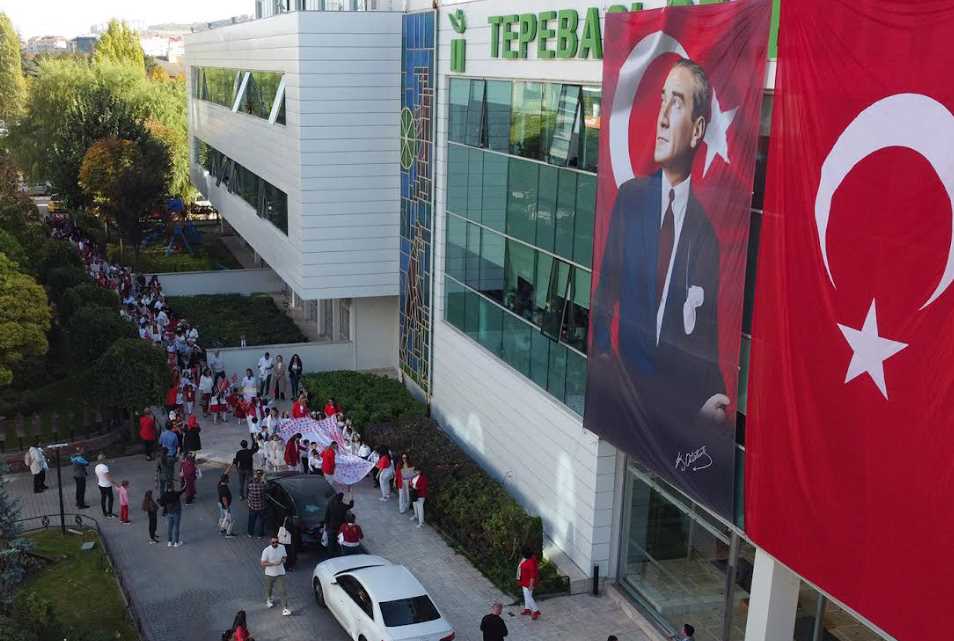 Kutlama programına Tepebaşı Belediye Başkanı Dt. Ahmet Ataç’ın yanı sıra belediye başkan yardımcıları, meclis üyeleri ve çok sayıda öğrenci ile veliler katıldı.