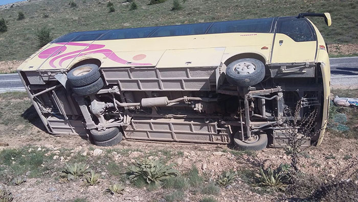 Eskişehir'de devrilen servis minibüsünün içerisinde bulunan 20 öğrenci, kazayı yara almadan atlattı. 