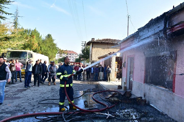 Eskişehir’in İnönü ilçesindeki bir ikamette meydana gelen ve doğalgaz sıkışmasından kaynaklandığı tahmin edilen patlamada iki kişi yaralandı. 