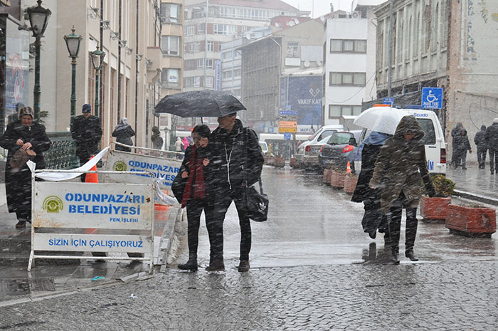 Eskişehir’de öğle saatlerinde aniden etkili olan kar yağışı ve tipi vatandaşları şaşkınlığa uğrattı. 