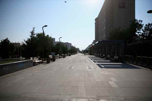 Eskişehir'in kalabalık bölgelerinden Cengiz Topel, Sakarya, Atatürk caddeleri ile Yılmaz Büyükerşen Bulvarı'nda sakinlik yaşanıyor.