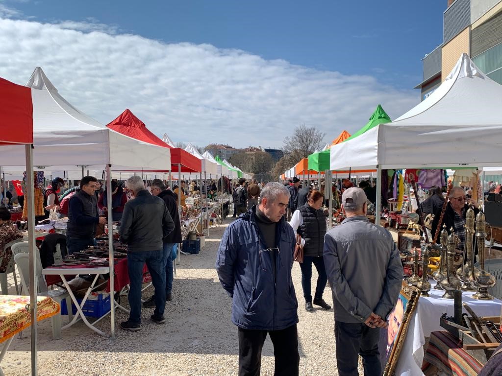 Eskişehir'de her ayın ikinci pazar gününde kurulan antika pazarı genç, yaşlı çok sayıda antika severi ağırlıyor
